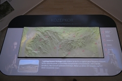 Projektor vetíti az animációt a Mátra mai domborzat modelljére, amin a több ezer éve ható emberi tevékenységet mutatjuk be.