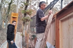 Nem csak pózoltunk, de azért dolgoztunk is. A fa tartószerkezetek elkészítése is a munka részét képezte.